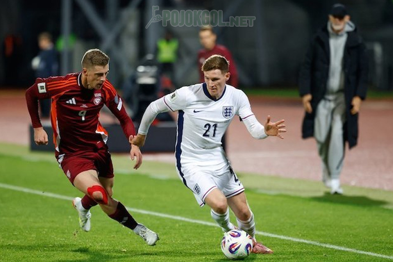 Vladislavs Gutkovskis, pemain dari Latvia, berupaya keras menghadang pergerakan gelandang Inggris, Elliot Anderson, dalam pertandingan Kualifikasi Piala Dunia 2026.