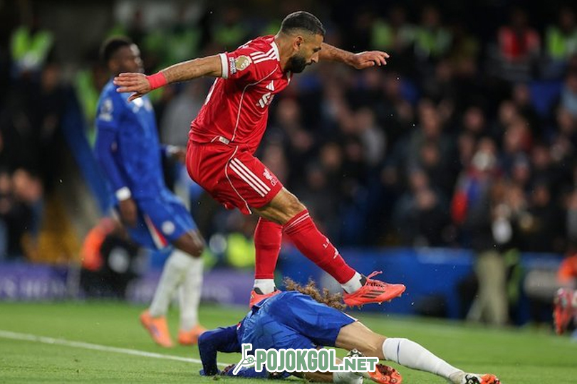 Waktu lagi rebutan bola di pertandingan Liga Inggris antara Chelsea dan Liverpool di Stamford Bridge, London, tanggal 4 Oktober 2025, Mohamed Salah nggak sengaja nginjek Marc Cucurella.
