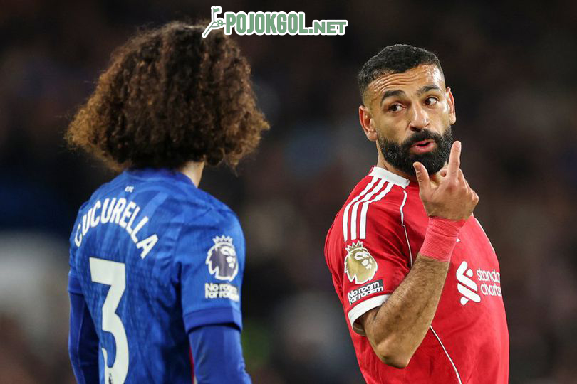 Winger andalan Liverpool, Mohamed Salah, kelihatan lagi ngobrol sama beknya Chelsea, Marc Cucurella.