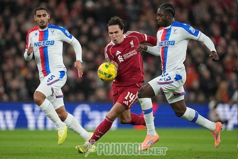Aksi perebutan bola tersaji antara Jaydee Canvot dari Crystal Palace dan Federico Chiesa dari Liverpool pada putaran keempat Piala Liga Inggris di Anfield, 30 Oktober 2025