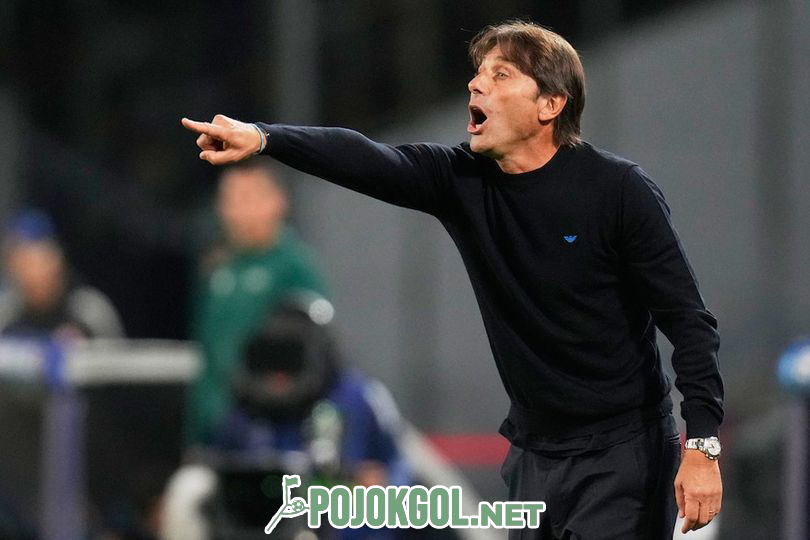 Antonio Conte, pelatih Napoli, terlihat sedang memberi arahan kepada anak buahnya dalam laga kontra Eintracht Frankfurt di Champions League pada 5 November 2025.