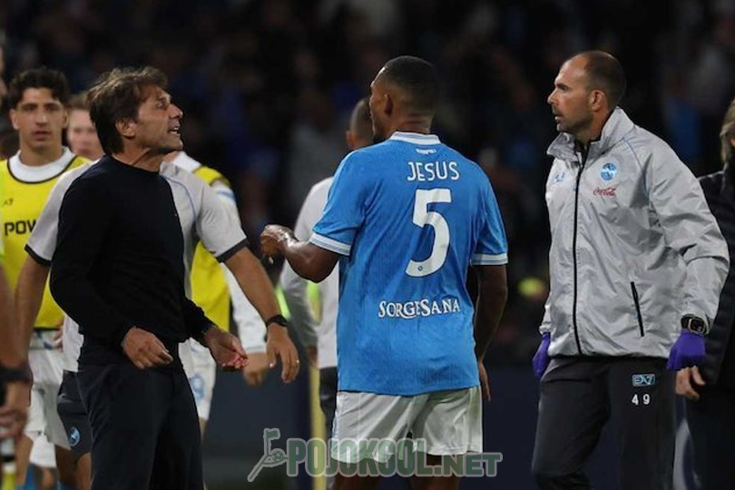 Antonio Conte, pelatih Napoli, terpantau berada di tepi lapangan selama pertandingan Serie A melawan Inter Milan pada hari Sabtu, 25 Oktober 2025.