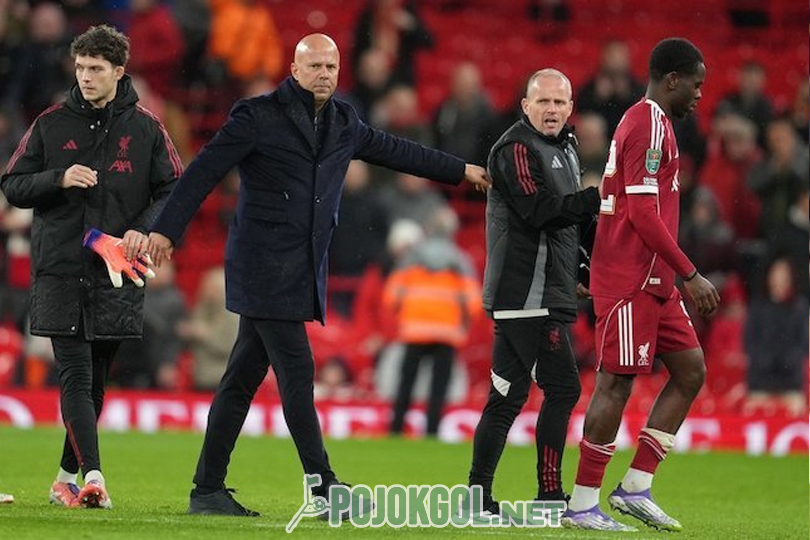 Arne Slot, pelatih Liverpool, melangkah keluar lapangan setelah timnya selesai bertanding melawan Crystal Palace di Piala Liga Inggris pada 30 Oktober 2025.
