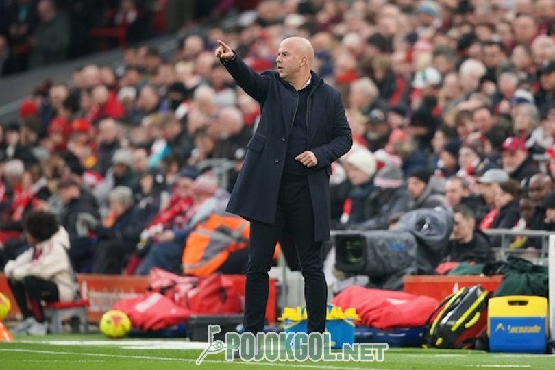 Arne Slot terlihat memberikan arahan kepada para pemain Liverpool pada pertandingan melawan Nottingham Forest, Sabtu (22-11-2025).