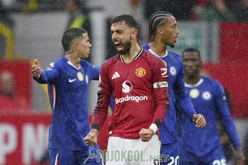 Bruno Fernandes, si kapten Manchester United, melakukan selebrasi khasnya setelah bikin gol ke gawang Chelsea di Old Trafford.