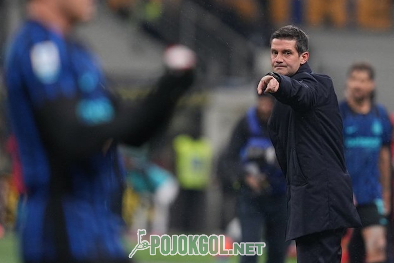 Cristian Chivu, pelatih Inter Milan, tampak mengarahkan para pemainnya saat berlaga di Serie A melawan AC Milan pada hari Senin, 24 November 2025.