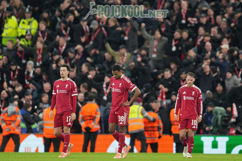 Curtis Jones, Ryan Gravenberch, dan Alexis Mac Allister kelihatan nelangsa setelah PSV menjebol gawang Liverpool untuk keempat kalinya lewat aksi Couhaib Driouech di pertandingan Liga Champions di Anfield.