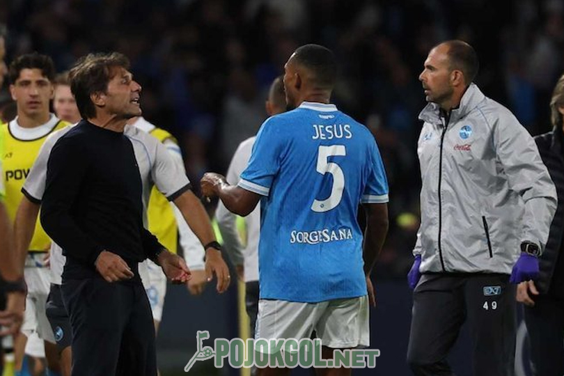 Di pinggir lapangan, kita bisa melihat Antonio Conte, sang pelatih Napoli, mengawasi jalannya pertandingan Serie A melawan Inter Milan pada hari Sabtu, 25 Oktober 2025.