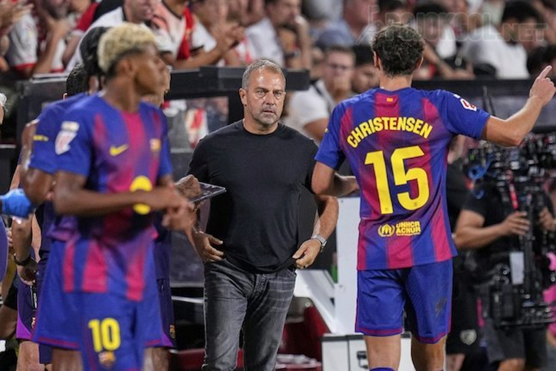 Hansi Flick, pelatih Barcelona, lagi ngobrol sama Andreas Christensen di tengah pertandingan Liga Spanyol melawan Rayo Vallecano di stadion Vallecas.