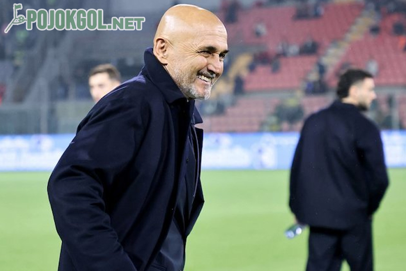 Luciano Spalletti, pelatih Juventus, tertangkap kamera saat laga Serie A antara Cremonese dan Juventus berlangsung di Cremona, Italia, pada Sabtu, 1 November 2025.