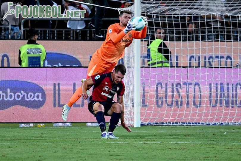 Momen penyerang Cagliari, Andrea Belotti, tersungkur saat kiper Inter, Josep Martinez, sudah memegang bola di pertandingan Serie A antara Cagliari dan Inter di Unipol Domus, 27 September 2025.
