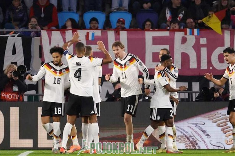 Nick Woltemade, striker Jerman, mendapat ucapan selamat dari rekan-rekannya setelah berhasil menjebol gawang Luksemburg dalam laga kualifikasi Grup A Piala Dunia 2026, Sabtu (14-11-2025).