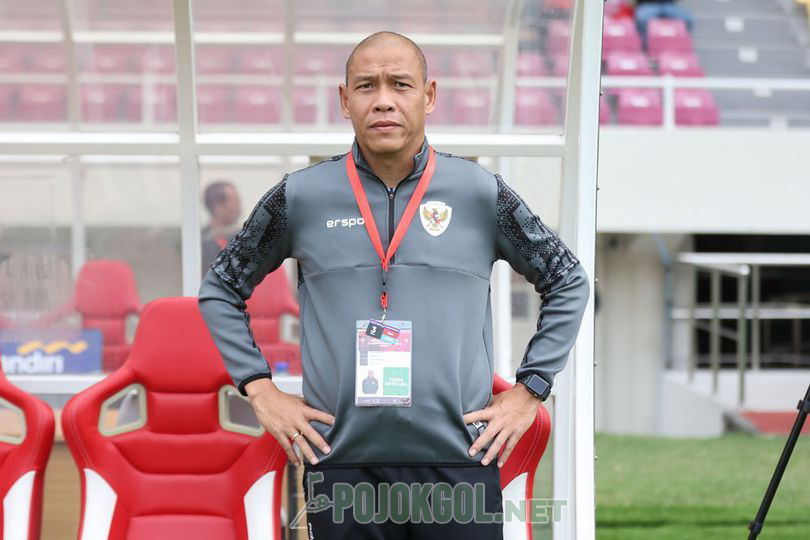 Nova Arianto ada di pertandingan perebutan juara 3 Piala AFF U-16 2024, yaitu saat Indonesia U-16 lawan Vietnam hari Rabu, 3 Juli 2024.
