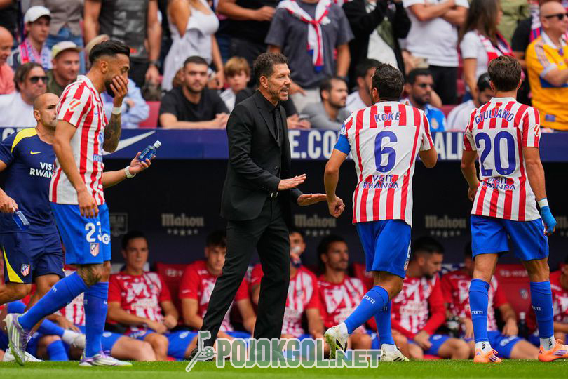 Pada 27 September 2025, pelatih utama Atletico Madrid, Diego Simeone, terlihat sedang ngobrol dengan kapten tim, Koke, di Metropolitano, saat pertandingan La Liga Spanyol melawan Real Madrid.
