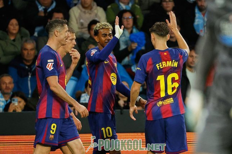 Para pemain Barcelona beramai-ramai merayakan gol yang dicetak oleh Lamine Yamal ke gawang Celta Vigo, Senin (10-11-2025).