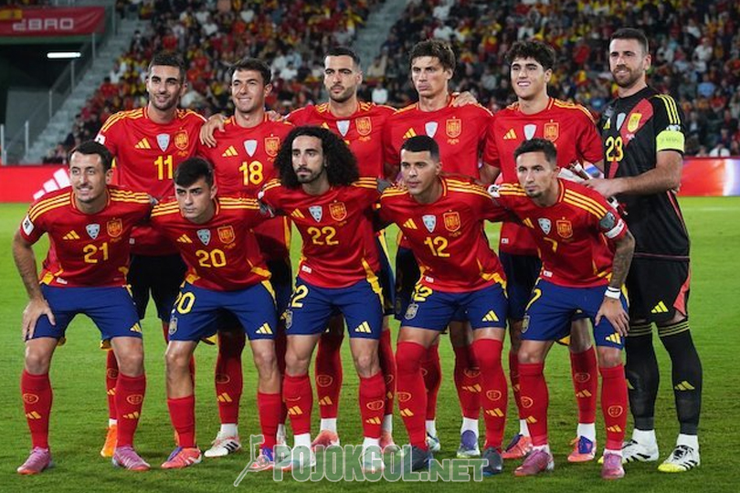Para pemain Timnas Spanyol mengambil foto bersama sebelum dimulainya laga kualifikasi Piala Dunia 2026 antara Spanyol dan Georgia di Stadion Manuel Martinez Valero, Elche, tanggal 11 Oktober 2025.