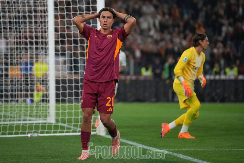 Paulo Dybala dari AS Roma menunjukkan reaksinya setelah ia gagal mencetak gol dalam laga Serie A melawan Inter Milan yang berlangsung di Roma, pada hari Sabtu, 18 Oktober 2025.