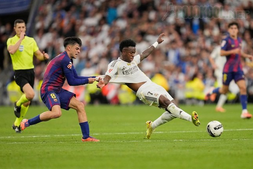 Pedri dari Barcelona kelihatan lagi narik Vinicius Junior (Real Madrid) saat mereka tanding di La Liga 2025-2026 yang digelar di Santiago Bernabeu, tanggal 26 Oktober 2025.