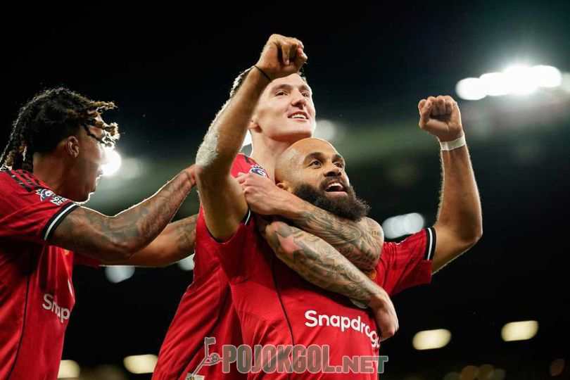 Pemain Manchester United, Bryan Mbeumo (depan), merayakan gol bersama rekan setimnya dalam pertandingan Premier League melawan Brighton, Sabtu, 25 Oktober 2025