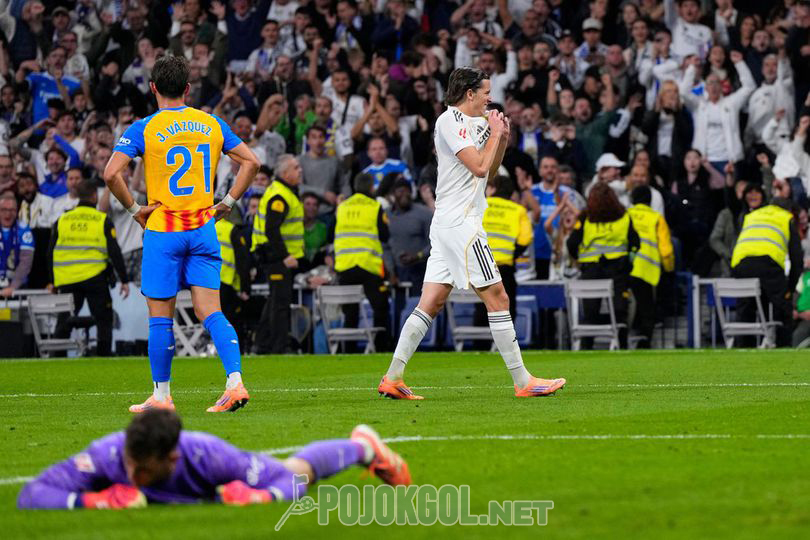 Pemain Real Madrid, Alvaro Carreras (di posisi kanan), tampak gembira merayakan golnya saat timnya melawan Valencia di ajang La Liga Spanyol pada 1 November 2025.