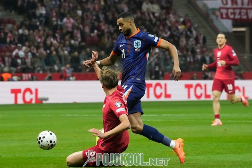 Pemain bernama Jan Ziolkowski berusaha keras merebut bola dari kaki Cody Gakpo di pertandingan kualifikasi Grup G Piala Dunia 2026 yang berlangsung Sabtu, 15 November 2025.