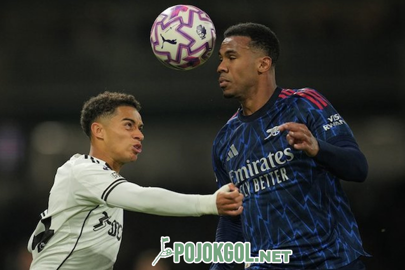 Pemain bertahan Arsenal, Gabriel Magalhaes, yang posisinya ada di kanan (dalam foto), sedang beraksi dalam pertandingan melawan Fulham pada hari Sabtu (18-10-2025).