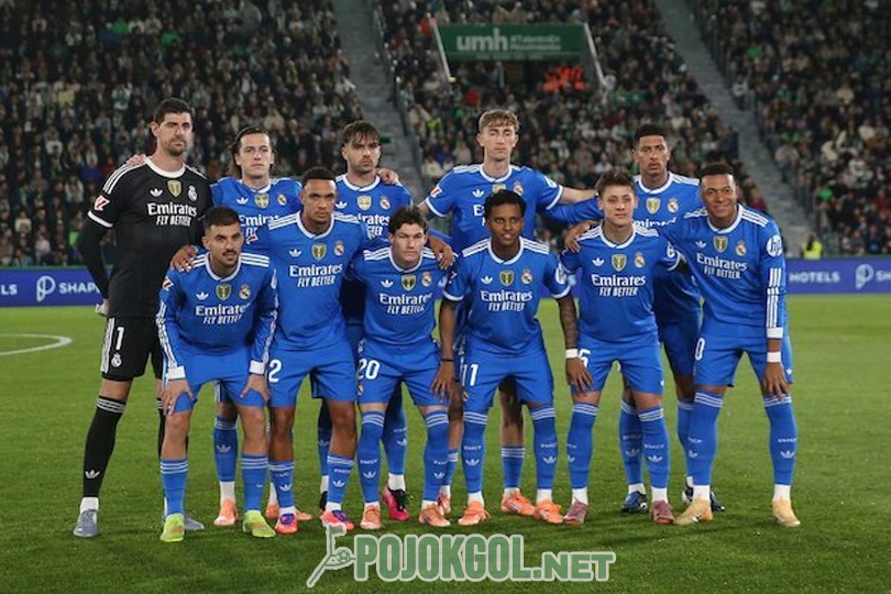 Pemain-pemain Real Madrid mengambil posisi untuk berfoto bersama sebelum memulai pertandingan La Liga melawan Elche, yang berlangsung di Elche, Spanyol, pada hari Minggu, 23 November 2025.