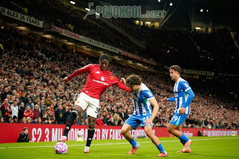 Pemain tengah Manchester United, Kobbie Mainoo, berusaha menghentikan pergerakan pemain Brighton, Ferdi Kadioglu, dalam pertandingan Liga Inggris musim 2025-2026.