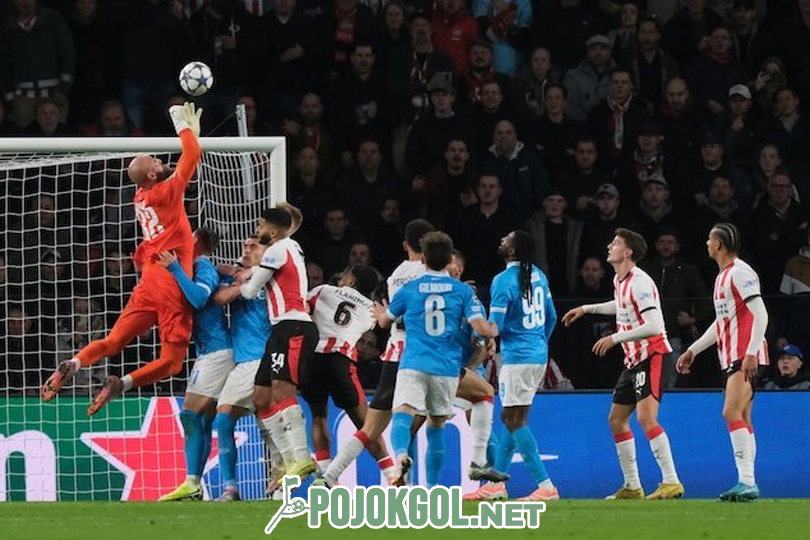 Penjaga gawang Napoli, Vanja Milinkovic-Savic, berhasil melakukan penyelamatan krusial saat Napoli bertandang ke markas PSV di Eindhoven untuk pertandingan Liga Champions, 21 Oktober 2025.