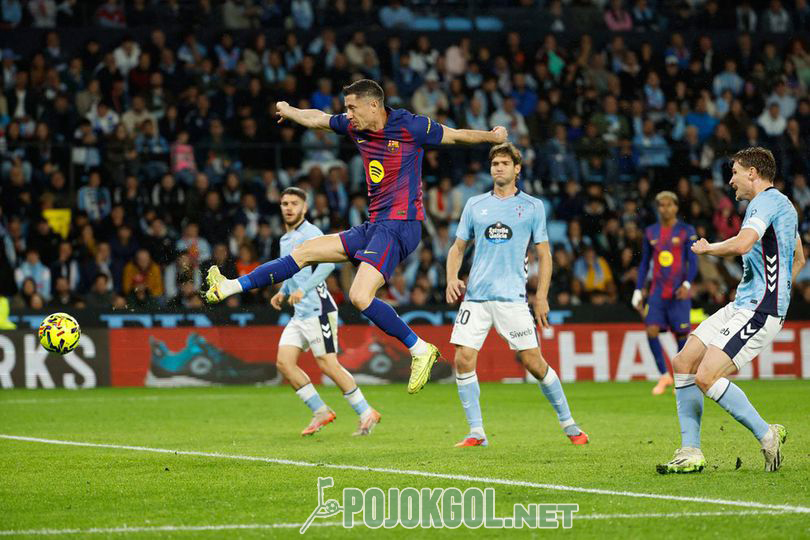 Penyerang Robert Lewandowski dari Barcelona berhasil membobol gawang Celta Vigo pada hari Senin (10-11-2025).