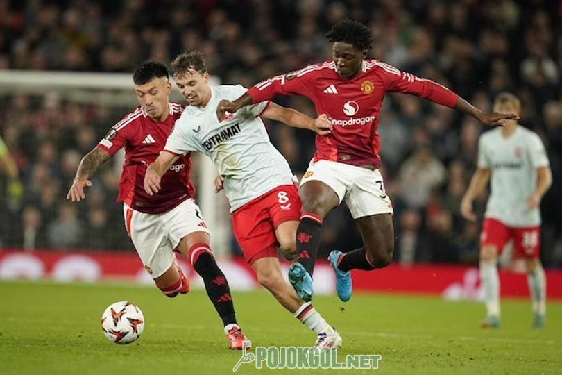Pertarungan antara Youri Regeer dan Kobbie Mainoo saat Manchester United melawan Twente di ajang Liga Europa 2024-2025.