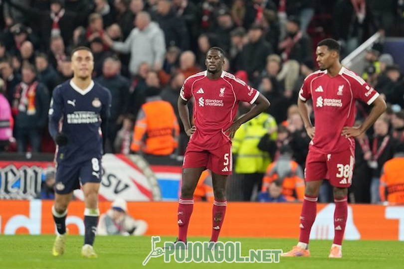 Reaksi Ibrahima Konate dan Ryan Gravenberch menunjukkan kekecewaan saat PSV berhasil menyarangkan gol ketiga lewat tendangan Couhaib Driouech di laga Liga Champions tersebut.