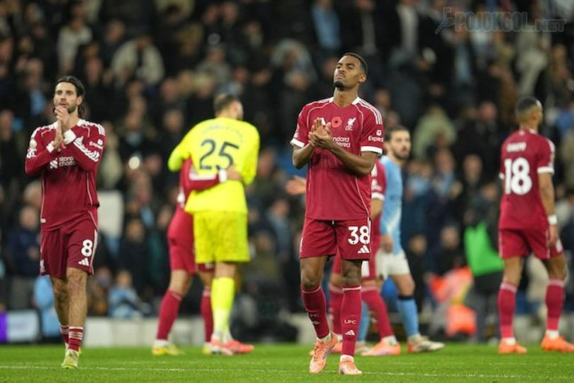 Ryan Gravenberch, pemain Liverpool, menunjukkan ekspresi kecewa setelah timnya harus mengakui kekalahan 0-3 dari Manchester City, pada Minggu 9 November 2025.