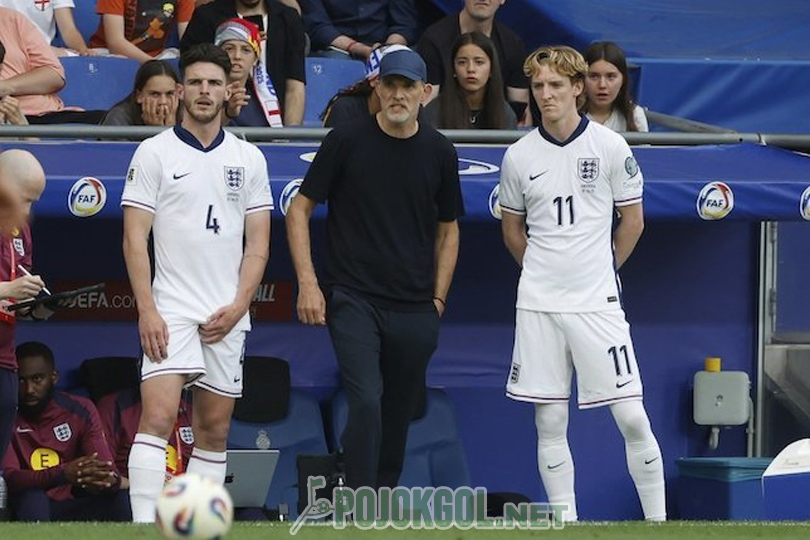 Thomas Tuchel, pelatih Inggris, terlihat memberi arahan ke Declan Rice dan Anthony Gordon waktu mereka bertanding melawan Andorra di ajang Kualifikasi Piala Dunia 2026.