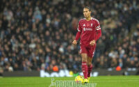 Virgil van Dijk, si bek andalan Liverpool, sedang beraksi di pertandingan Premier League melawan Manchester City yang berlangsung di Etihad, Minggu malam (9 November 2025).