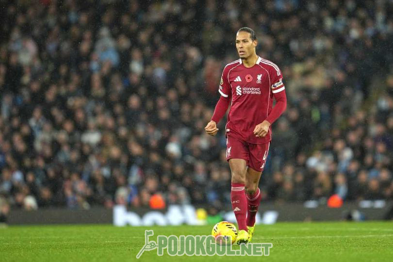 Virgil van Dijk, si bek andalan Liverpool, sedang beraksi di pertandingan Premier League melawan Manchester City yang berlangsung di Etihad, Minggu malam (9 November 2025).