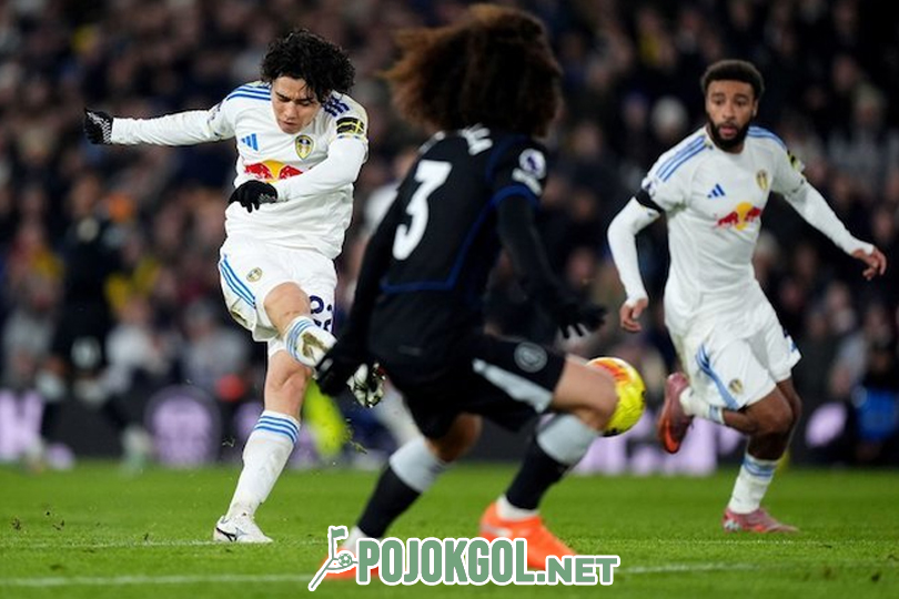 Ao Tanaka (Leeds United, di sisi kiri) sukses menyarangkan bola ke gawang Chelsea; itu adalah gol untuk timnya dalam pertandingan Premier League di Leeds, Inggris, hari Rabu, 3 Desember 2025.