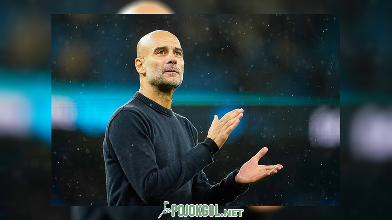 Bos Manchester City, Pep Guardiola, terlihat memberikan tepuk tangan buat para suporter setelah pertandingan Liga Inggris kontra Sunderland selesai pada 6 Desember 2025.