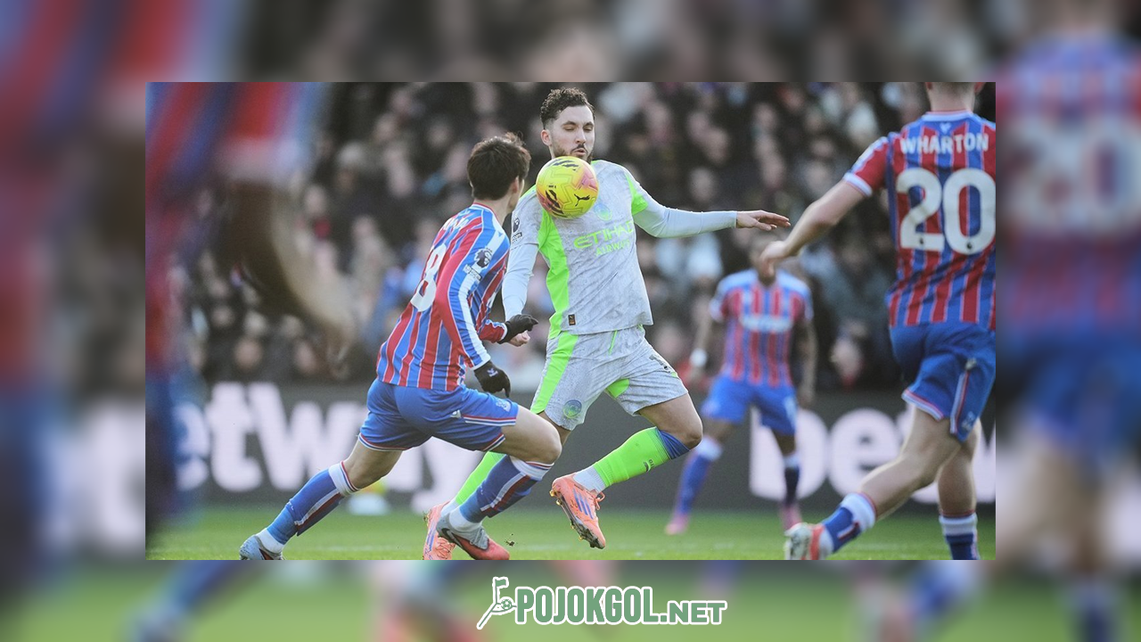 Daichi Kamada sedang duel memperebutkan bola lawan Rayan Cherki waktu Crystal Palace menjamu Manchester City di Selhurst Park pada 14 Desember 2025.