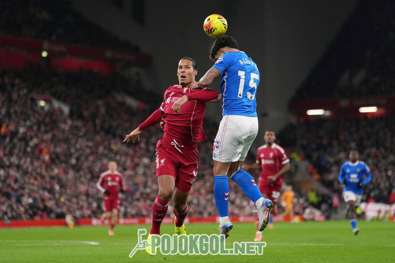 Di Liverpool pada hari Rabu, 3 Desember 2025, terjadi perebutan bola sengit di Liga Inggris antara bek Liverpool, Virgil van Dijk (yang berada di sisi kiri gambar), dan pemain Sunderland, Omar Alderete.