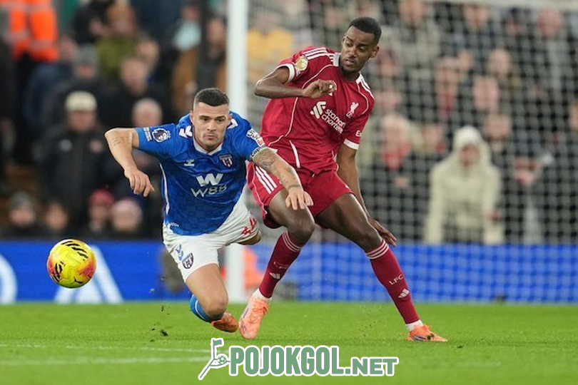 Di pertandingan Premier League antara Liverpool vs Sunderland di Liverpool, Rabu, 3 Desember 2025, Granit Xhaka (Sunderland, di kiri) tampak sedang berebut bola dengan Alexander Isak dari Liverpool.