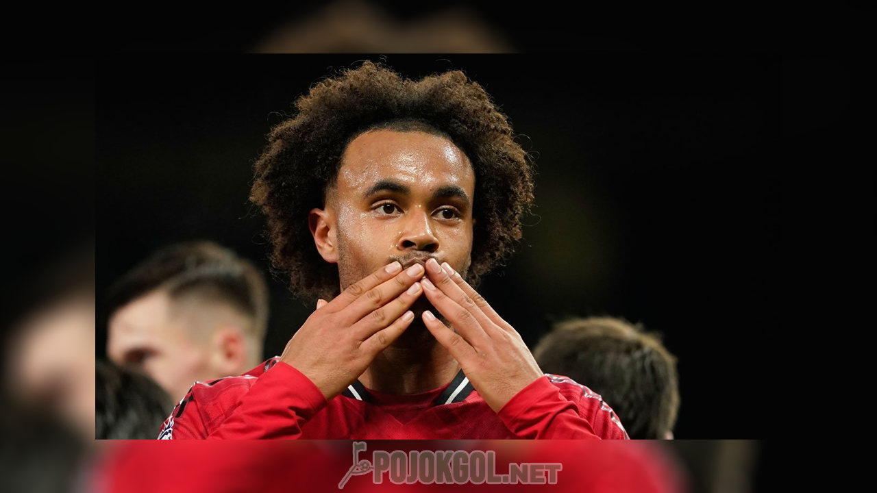 Gaya selebrasi Joshua Zirkzee setelah berhasil mencetak gol ke gawang Wolverhampton pada hari Rabu (31/12/2025).