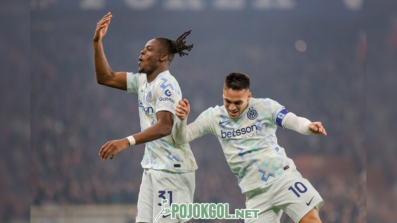 Ekspresi gembira Yann Bisseck dan Lautaro Martinez ketika berlaga di Serie A, tepatnya di duel Genoa melawan Inter Milan, Senin (15-12-2025).