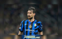 Francesco Acerbi, bek Inter Milan, terlihat sedang menguasai bola saat duel leg kedua perempat final Liga Champions kontra Bayern Munchen pada Rabu, 16 April 2025.