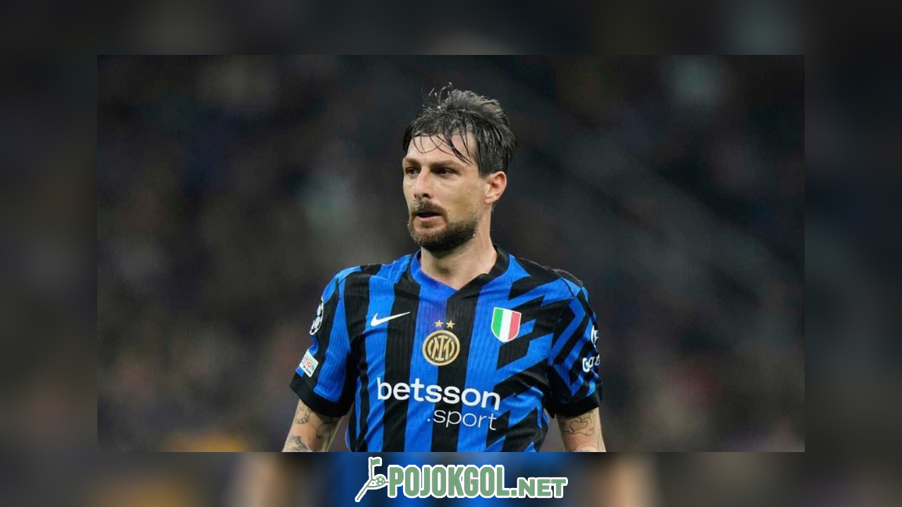 Francesco Acerbi, bek Inter Milan, terlihat sedang menguasai bola saat duel leg kedua perempat final Liga Champions kontra Bayern Munchen pada Rabu, 16 April 2025.