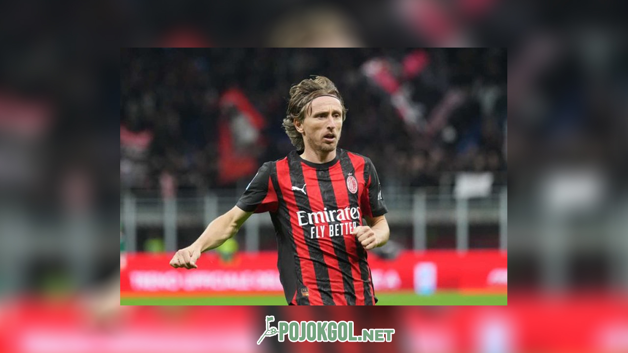 Gelandang AC Milan, Luka Modric, saat beraksi di lapangan dalam pertandingan Serie A kontra Pisa pada Jumat, 24 Oktober 2025.