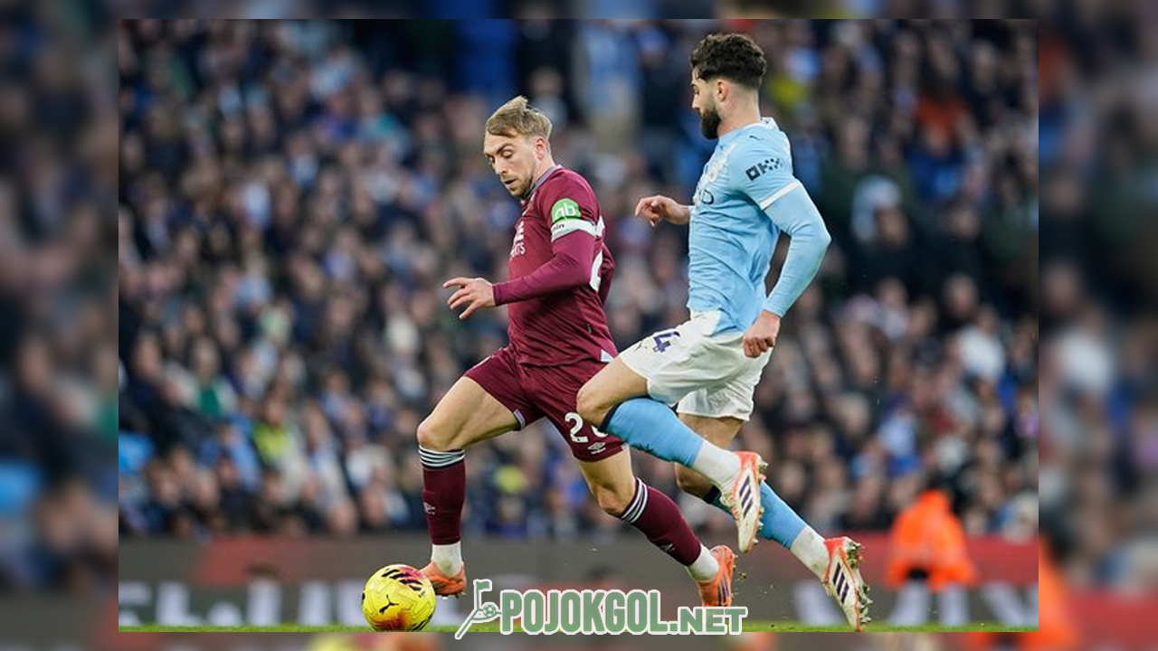Jarrod Bowen terlihat sedang berebut bola dengan Josko Gvardiol dalam duel Liga Inggris antara Manchester City lawan West Ham di Etihad Stadium, 20 Desember 2025.
