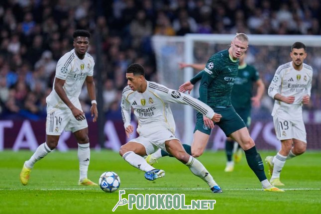 Jude Bellingham (di sisi kiri), bintang Real Madrid, terlibat perebutan bola dengan penyerang Manchester City, Erling Haaland, di pertandingan Liga Champions pada hari Kamis, (11/12/2025).