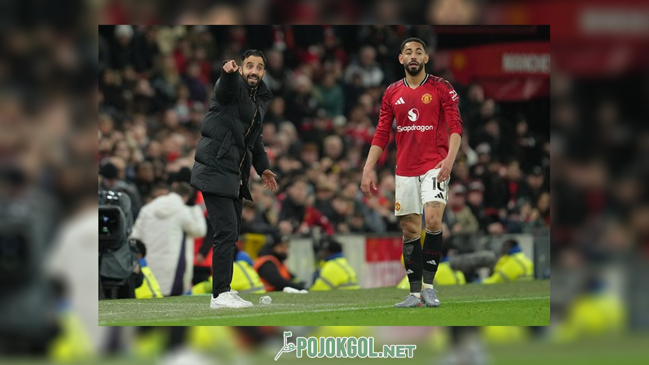 Juru taktik Manchester United, Ruben Amorim, terlihat sedang memberikan instruksi khusus kepada Matheus Cunha di laga lawan Bournemouth tanggal 16 Desember 2025 kemarin.