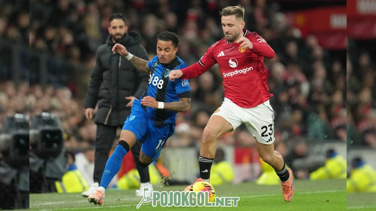 Justin Kluivert (di sebelah kiri), pemain Bournemouth, sedang beradu cepat merebut bola melawan Luke Shaw dari Manchester United pada pertandingan Liga Inggris, Selasa, 16 Desember 2025.